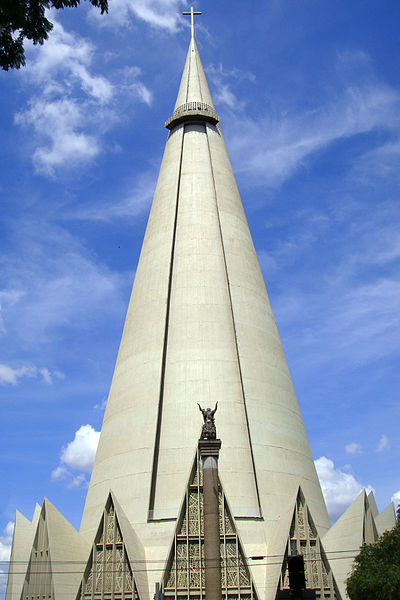 Slika prikazuje crkveni toranj.