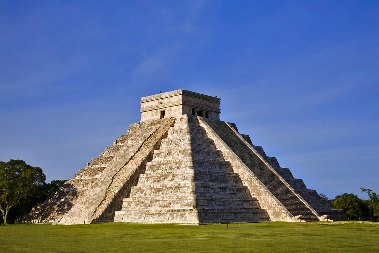 Slika prikazuje piramide Maya-Poluotok Yucatan, Južna Amerika