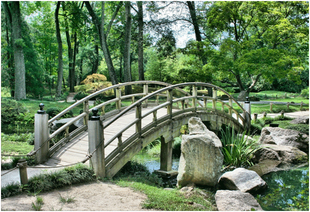 Fotografija prikazuje drveni most