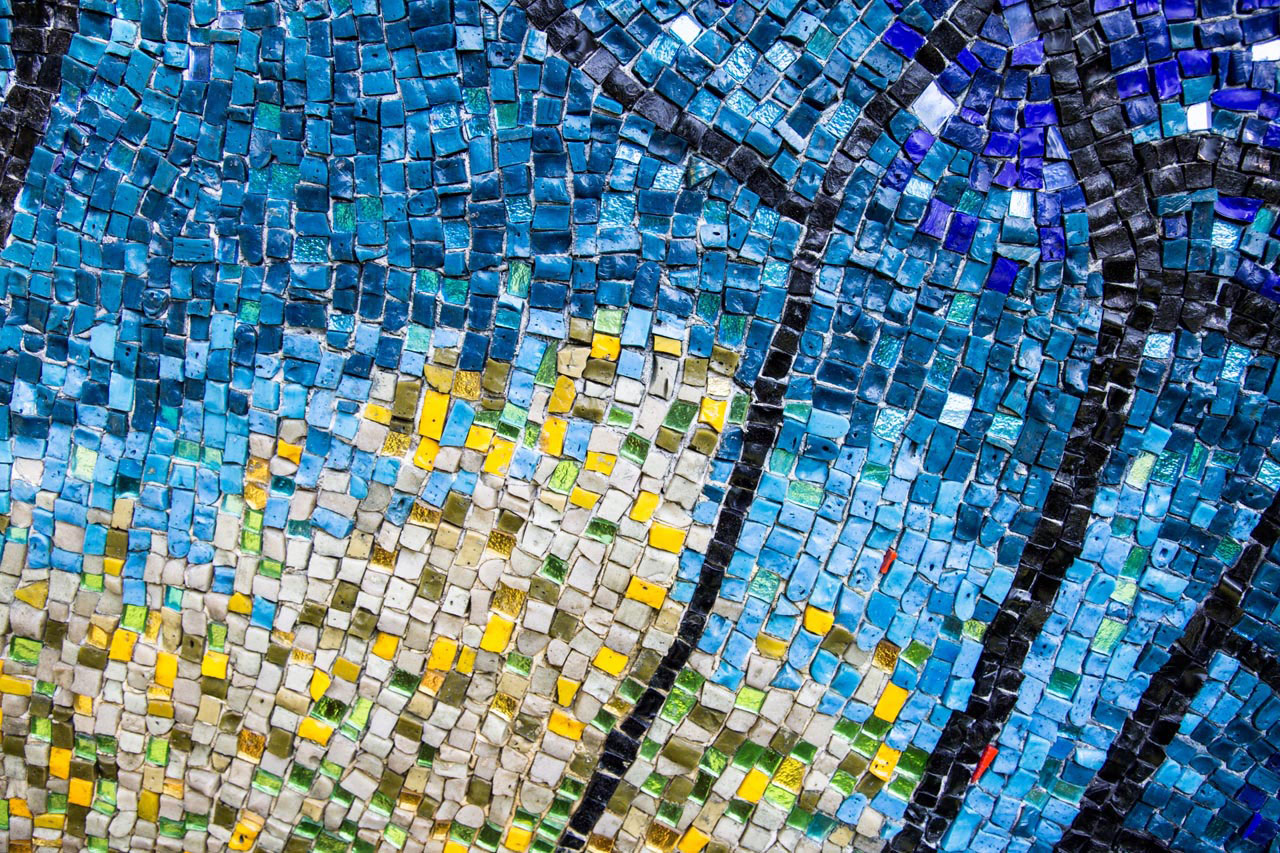 Slika prikazuje mozaik izrašen od malih keramičkih dijelova kvadratnih oblika.