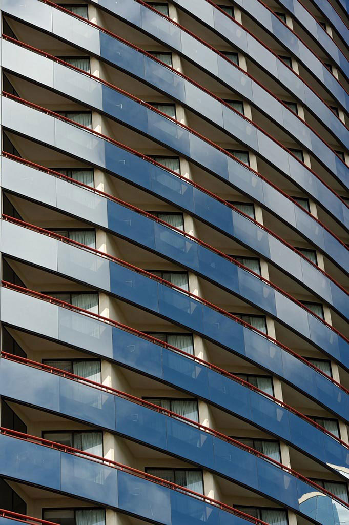 Fotografija prikazuje zgradu s jednakim balkonima.