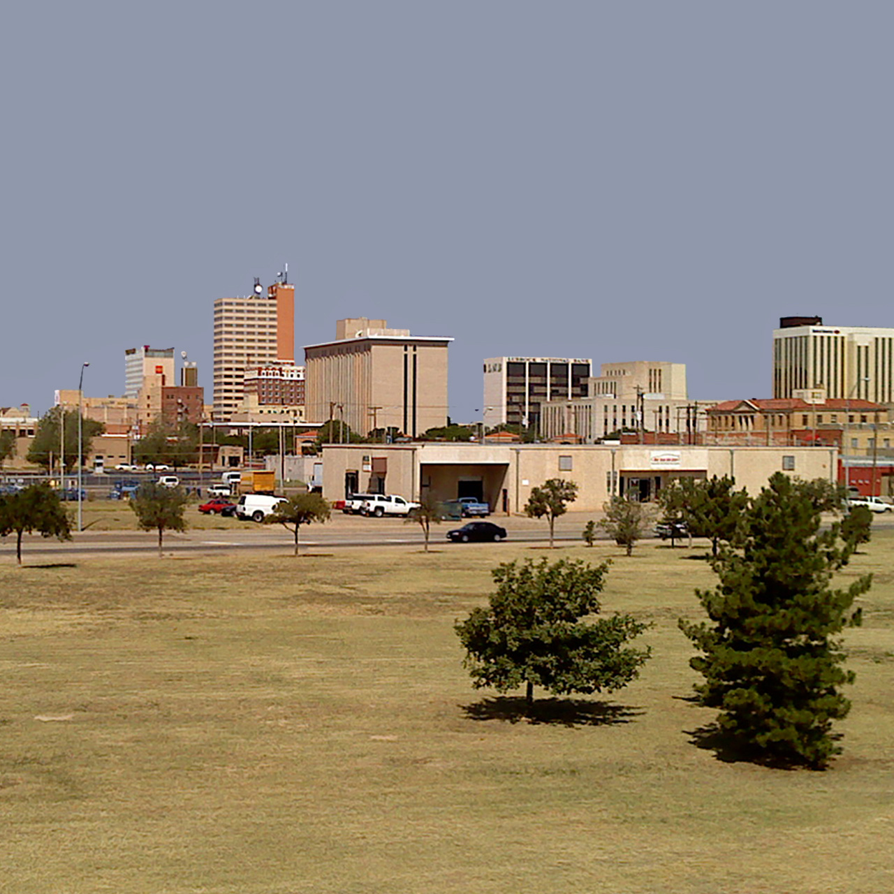 Grad Lubbock s tek nekoliko viših građevina. 