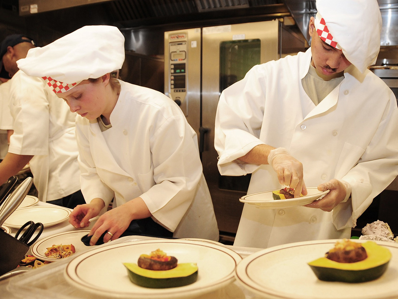 Mladi kuhari okupili su se na kulinarskoj olimpijadi kako bi iskazali svoje kulinarske vještine.