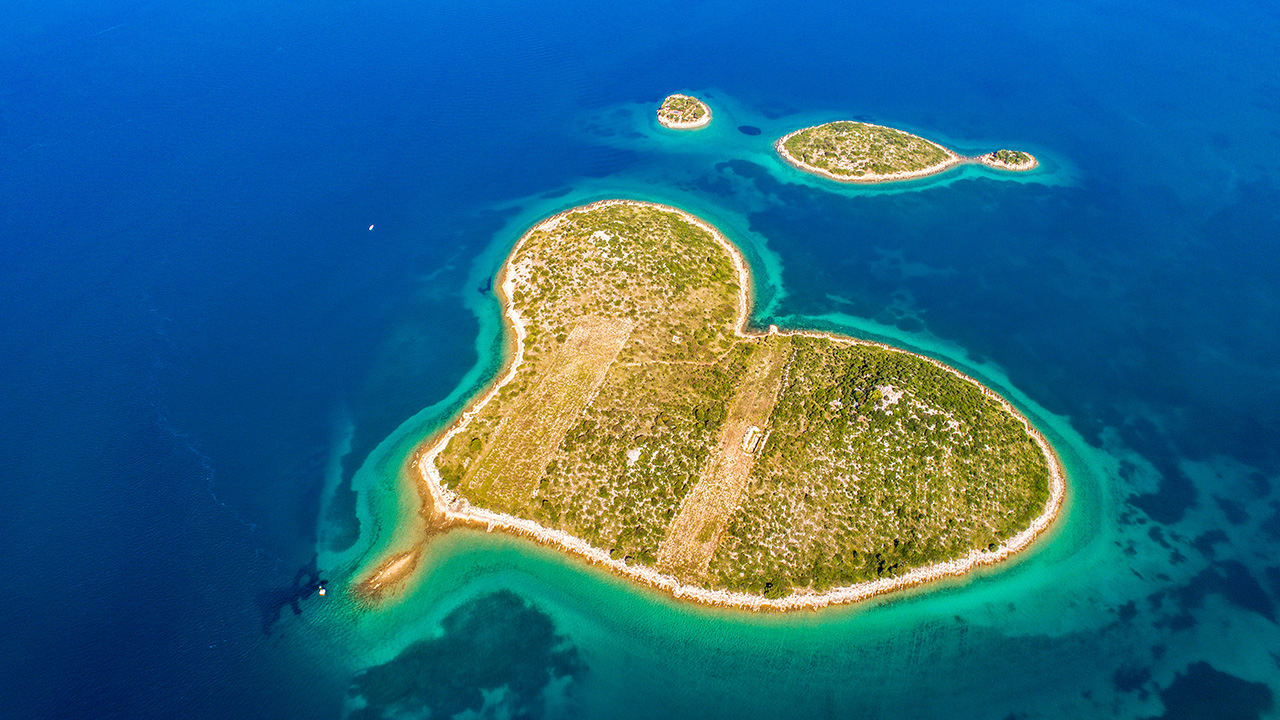 Galešnjak, otok u obliku srca fotografiran iz zraka.