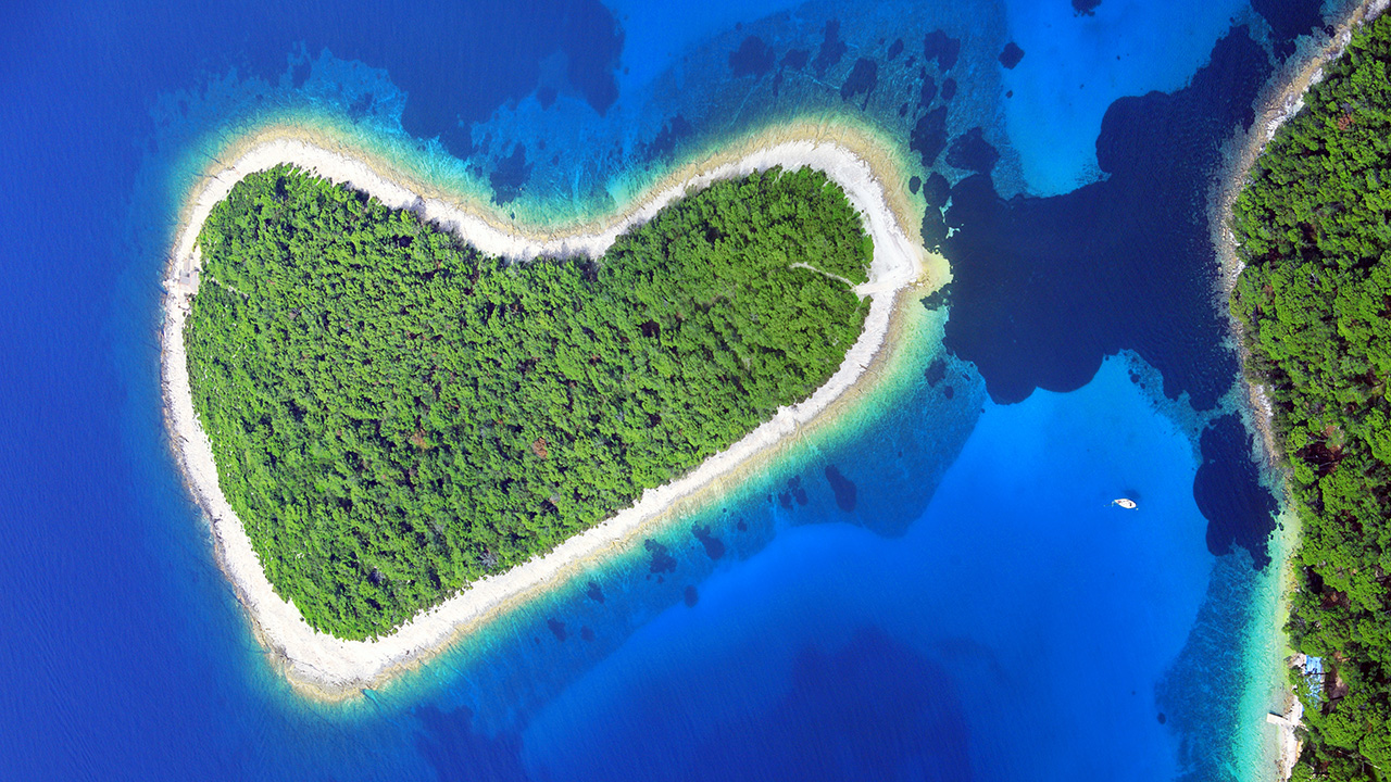 Mrtonjak, otok u obliku srca fotografiran iz zraka.