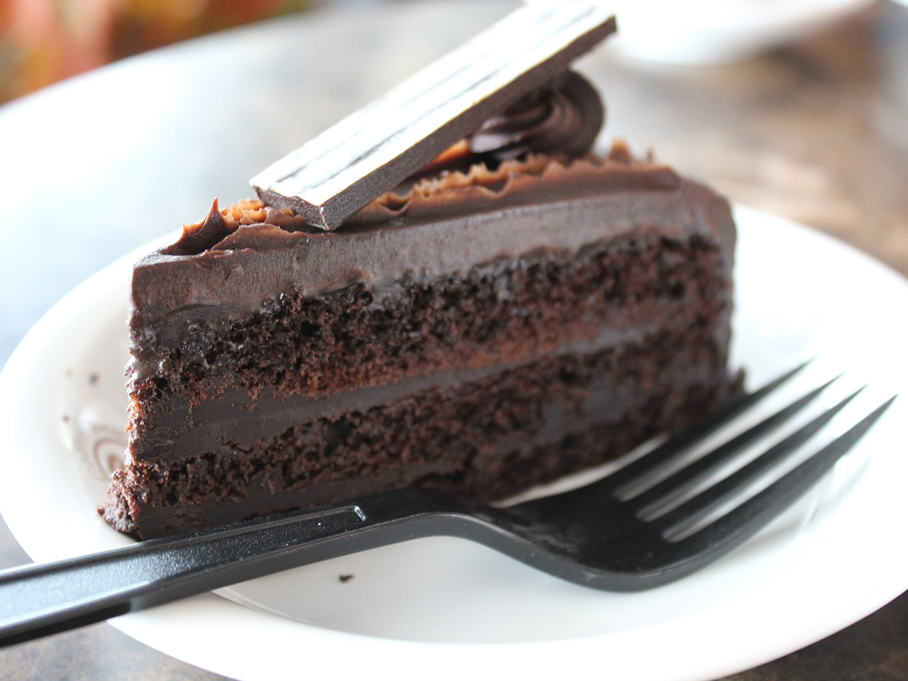 Trokut čokoladne torte na tanjuriću. 