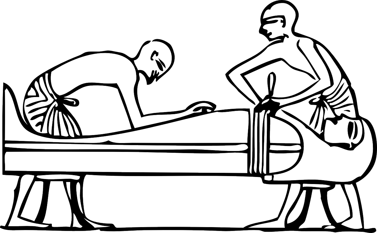 Na slici je prikazan crtež mumije koja je pložena na stol i zamotana u zavoje. Iznad nje su dva liječnika koji rade mumficiranje tijela ( vade unutarnje organe i pune tijelo umrlog tekućinom koja spriječava raspadanje tijela).Ćelavi su i imaju oko struka omotane haljine.