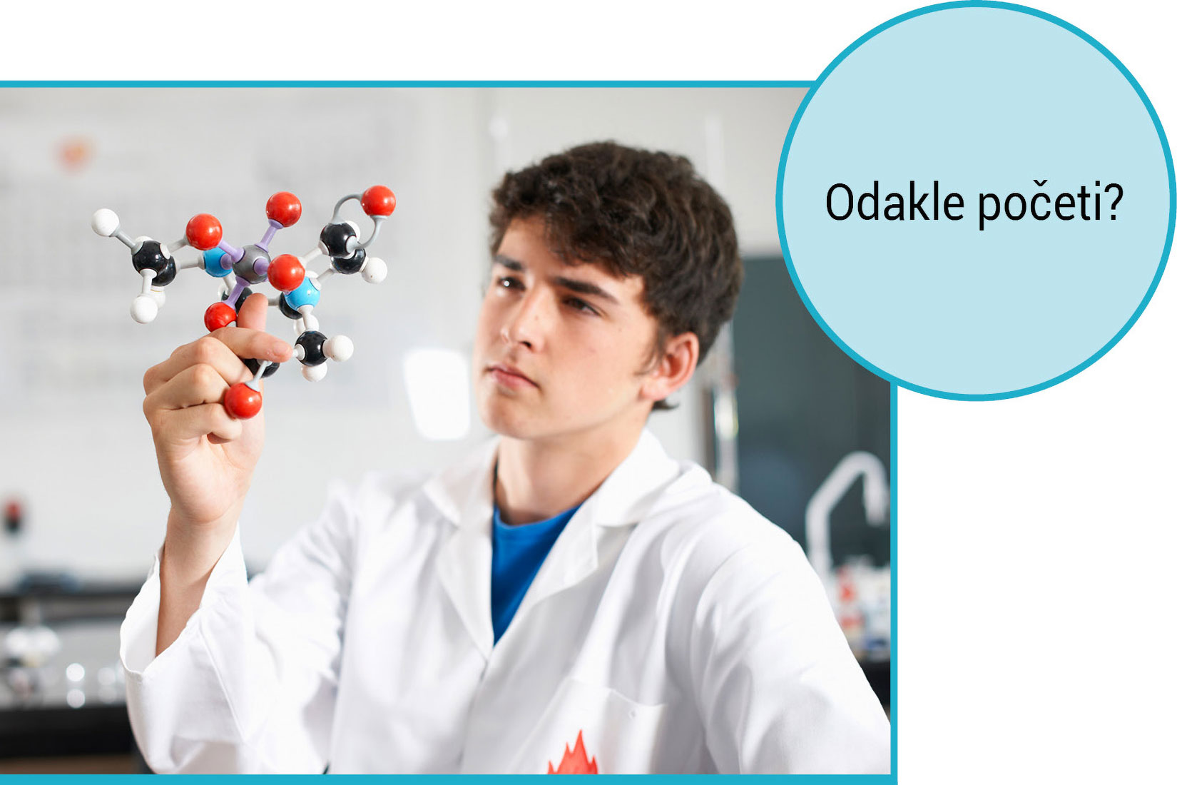 Mladi kemičar drži model molekule neke tvari i promatra ju. Atomi molekule su izrađeni od crvenih i crnih kuglica.