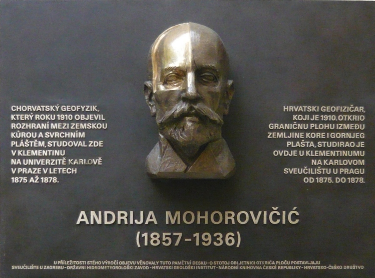 Fotografija prikazuje reljef glave Andrije Mohorovičića. Na mramornoj ploči u pozadini je napisanaposveta te podaci o životu ovog znanstvenika.
