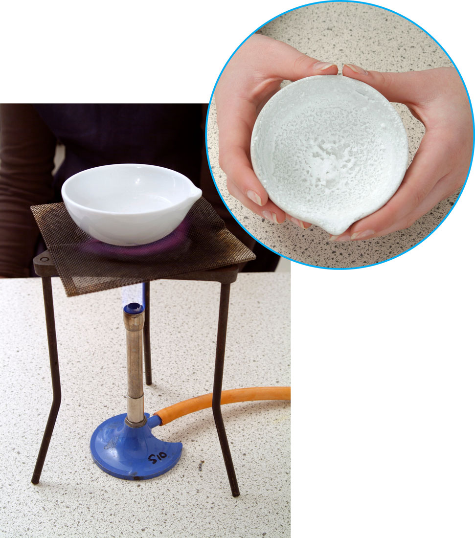 Fotografija prikazuje plamenik i keramičku posudu s prozirnom tekućinom koja vrije. Drugi dio fotografije prikazuje vremne tekućine te dvije ruke koje drže keramičku bijelu posudu s tom prozirnom tekućinom.