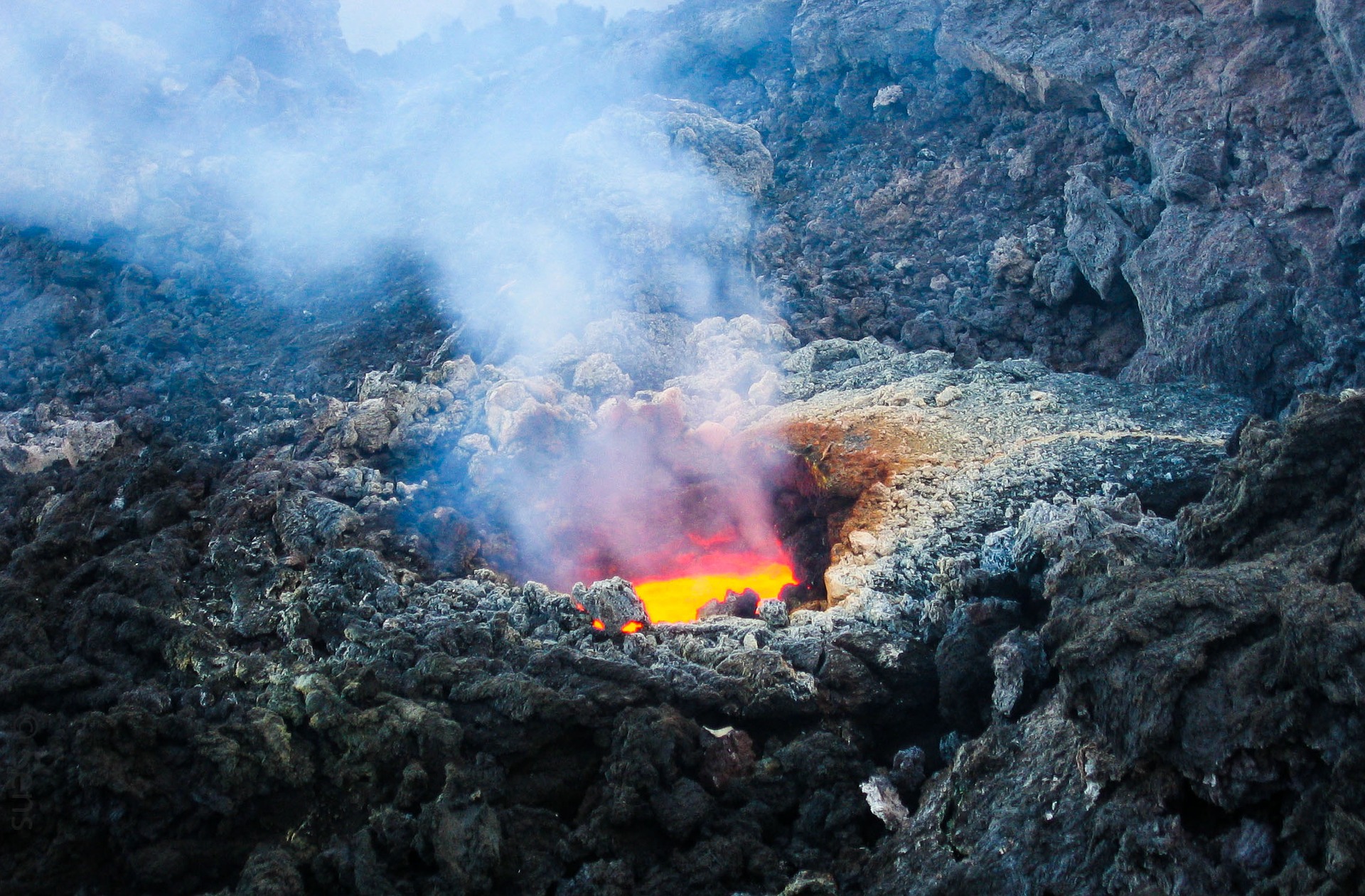 Vulkani su izvor vodika i klorovodika. Vodik je reaktivan pa s mnogim tvarima daje spojeve.