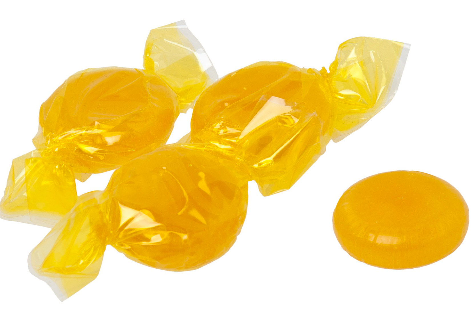 Fotografija prikazuje šećerne, tvrde bombone u žutim omotima