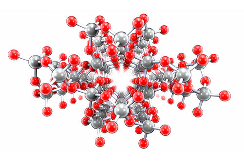 Model molekule silicijevog dioksida. Atomi silicija su srebrne boje, a kisika crvene.