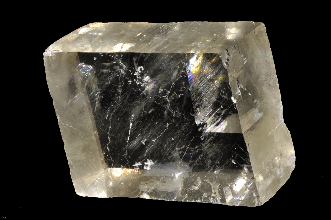 Mineral kalcit kristalizira u trigonskom sustavu