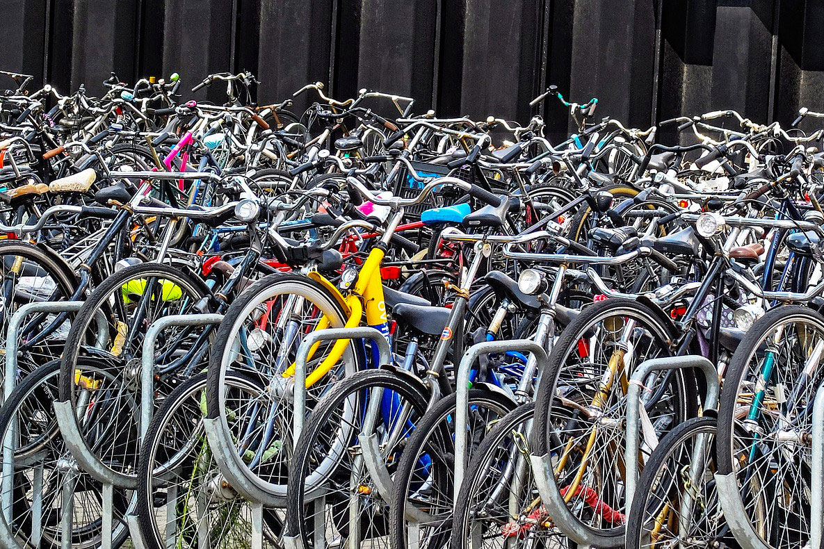 Fotografija prikazuje veliki broj parkiranih bicikala