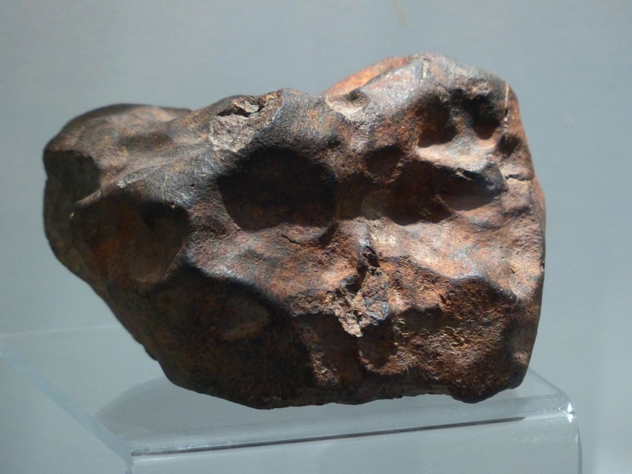 Fotografija prikazuje komad meteorita.