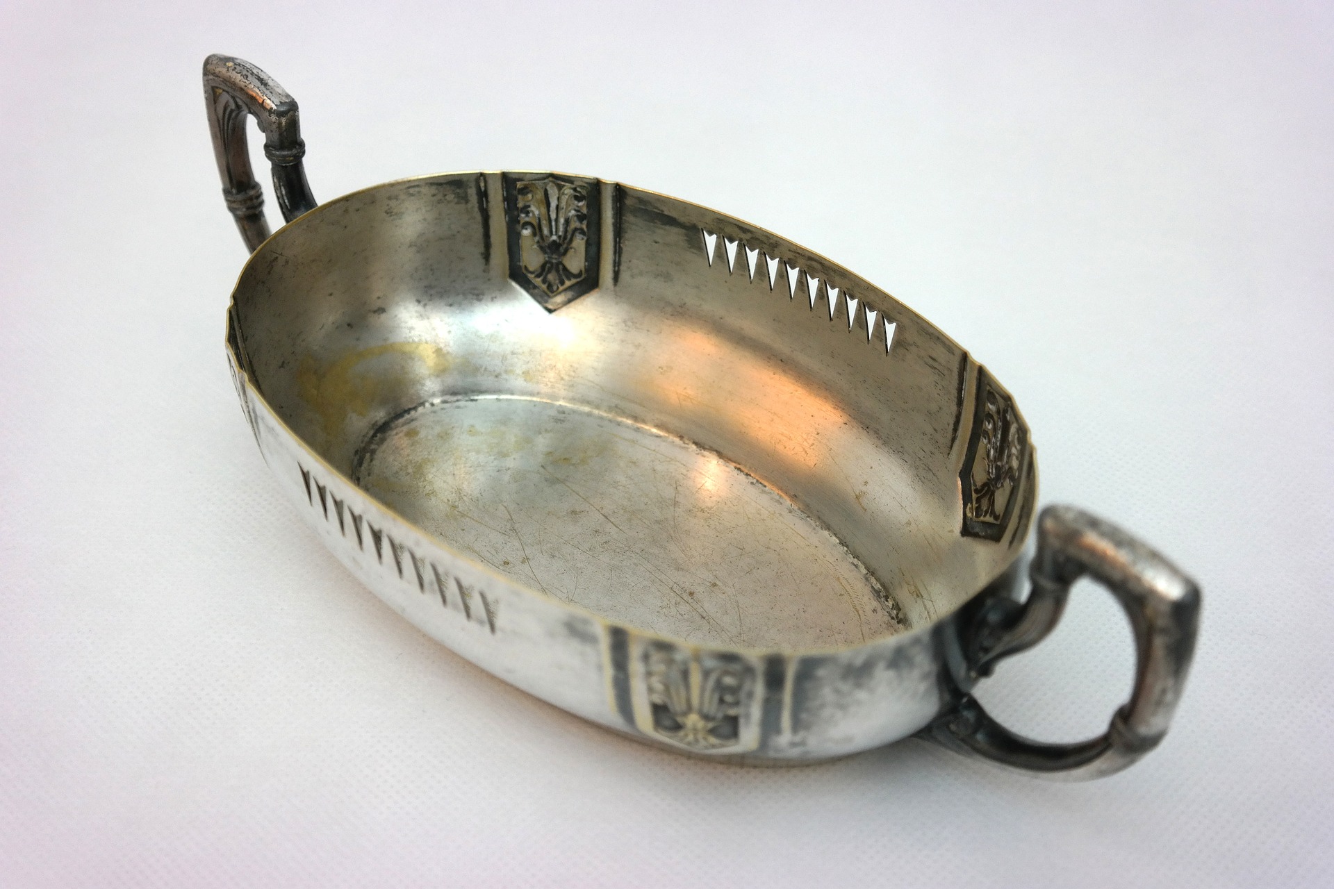 Fotografija prikazuje srebrnu zdjelicu izrađenu od srebra.